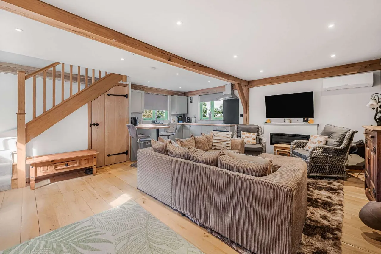Swan Lane, Charlwood, Horley, Surrey, RH6 0DB, photo 4