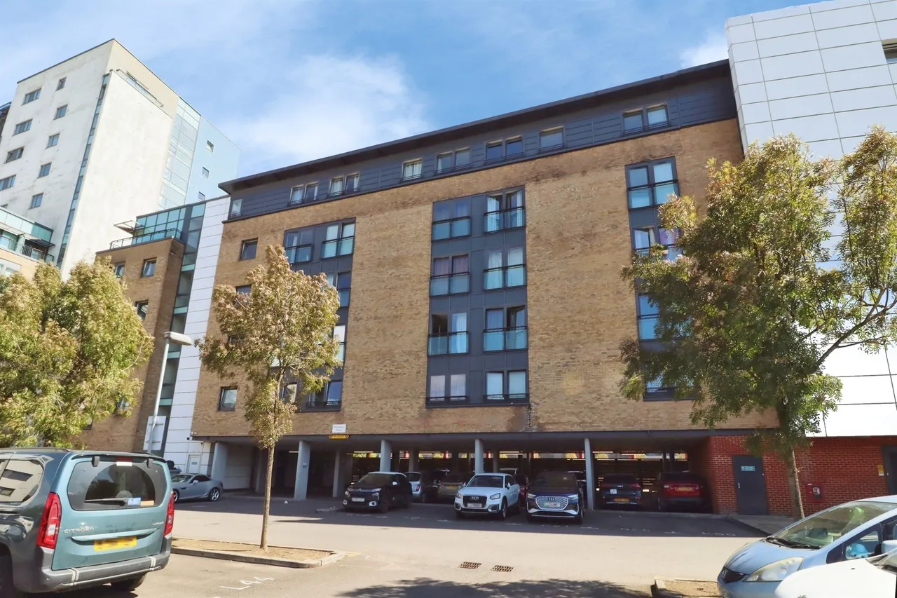 1 bed flat for sale, Ferry Court, Cardiff, CF11