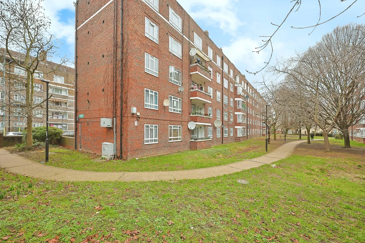 3 bed flat for sale, White City Estate, London, W12