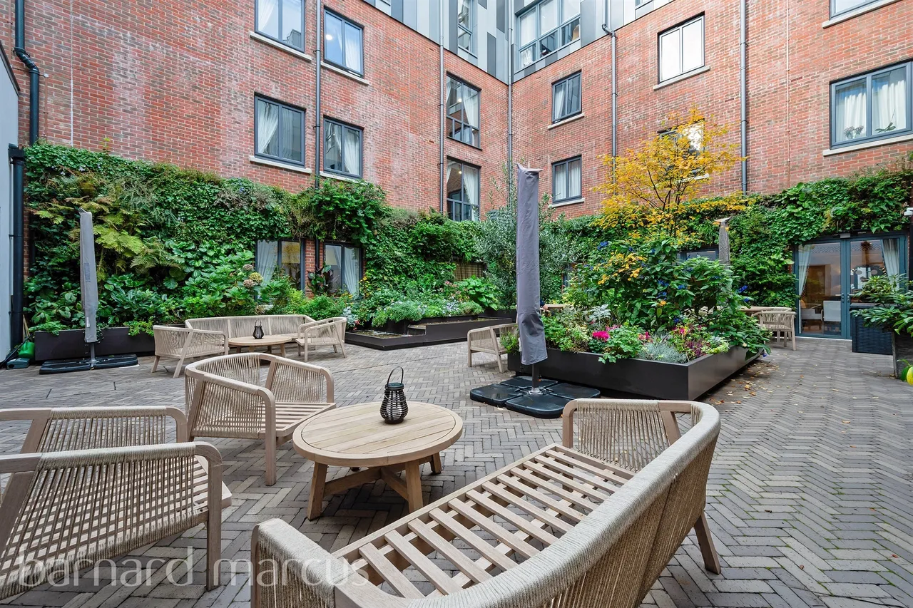 Battersea Park Road, London, photo 12