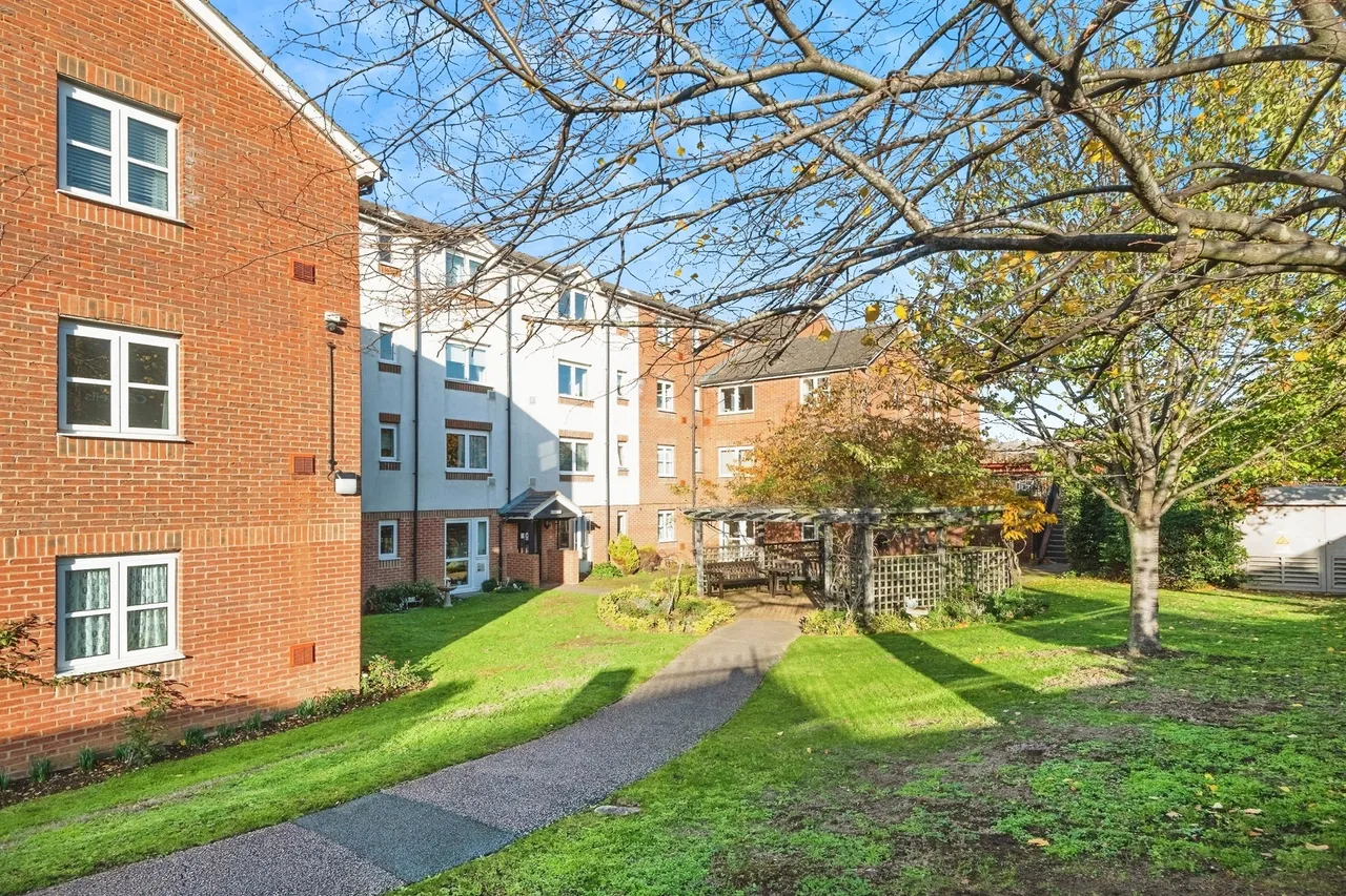 1 bed flat for sale — Hamilton Court, Lammas Walk, Leighton Buzzard