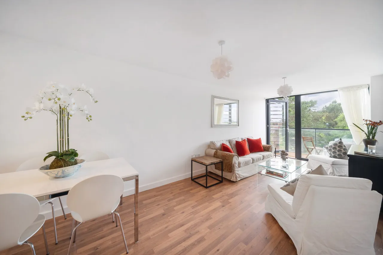 2 bed flat for sale, Cranston Court, Shepherd's Bush, W12