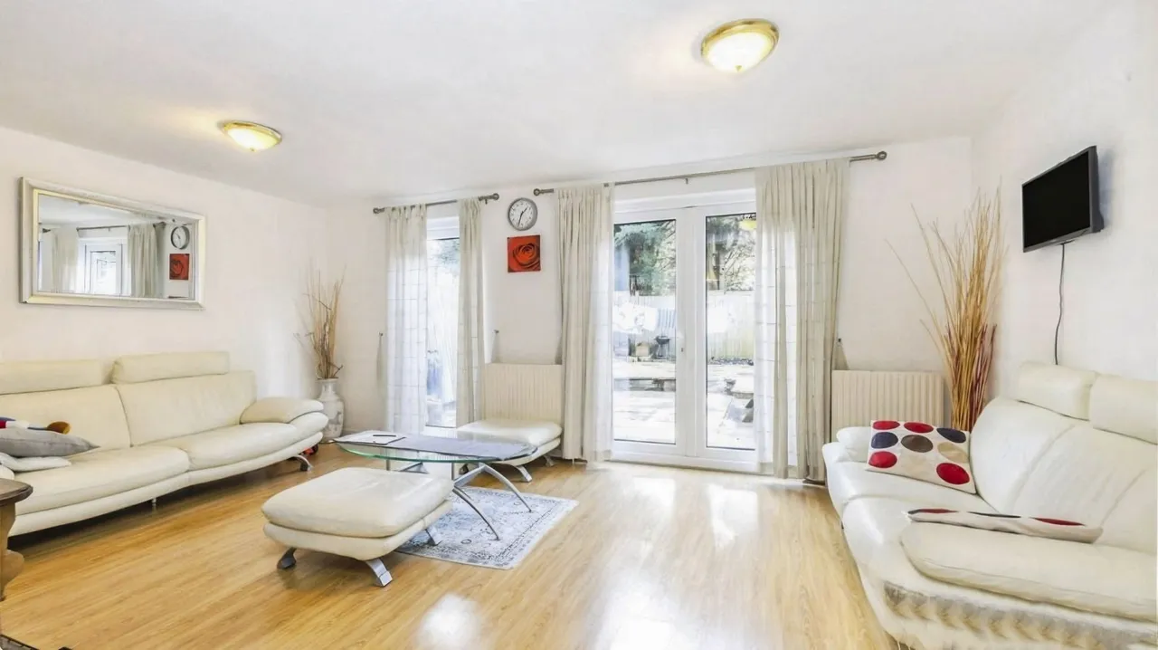 Bennett Close, Northwood, Hillingdon, Greater London, HA6 1EP, photo 2
