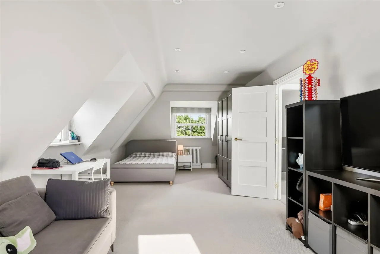 Courtlands Avenue, Hampton, TW12 3NT, photo 22