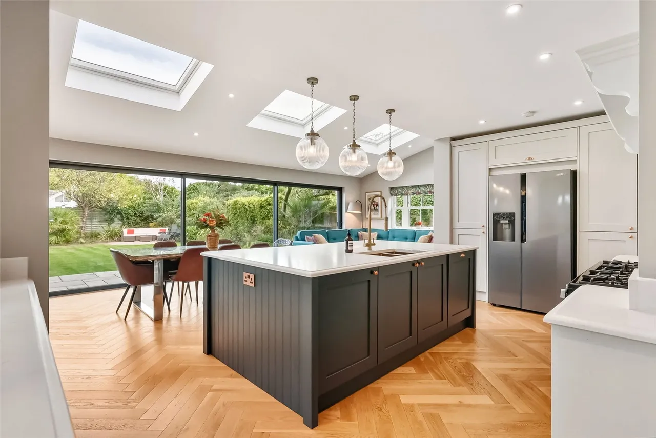 Courtlands Avenue, Hampton, TW12 3NT, photo 5