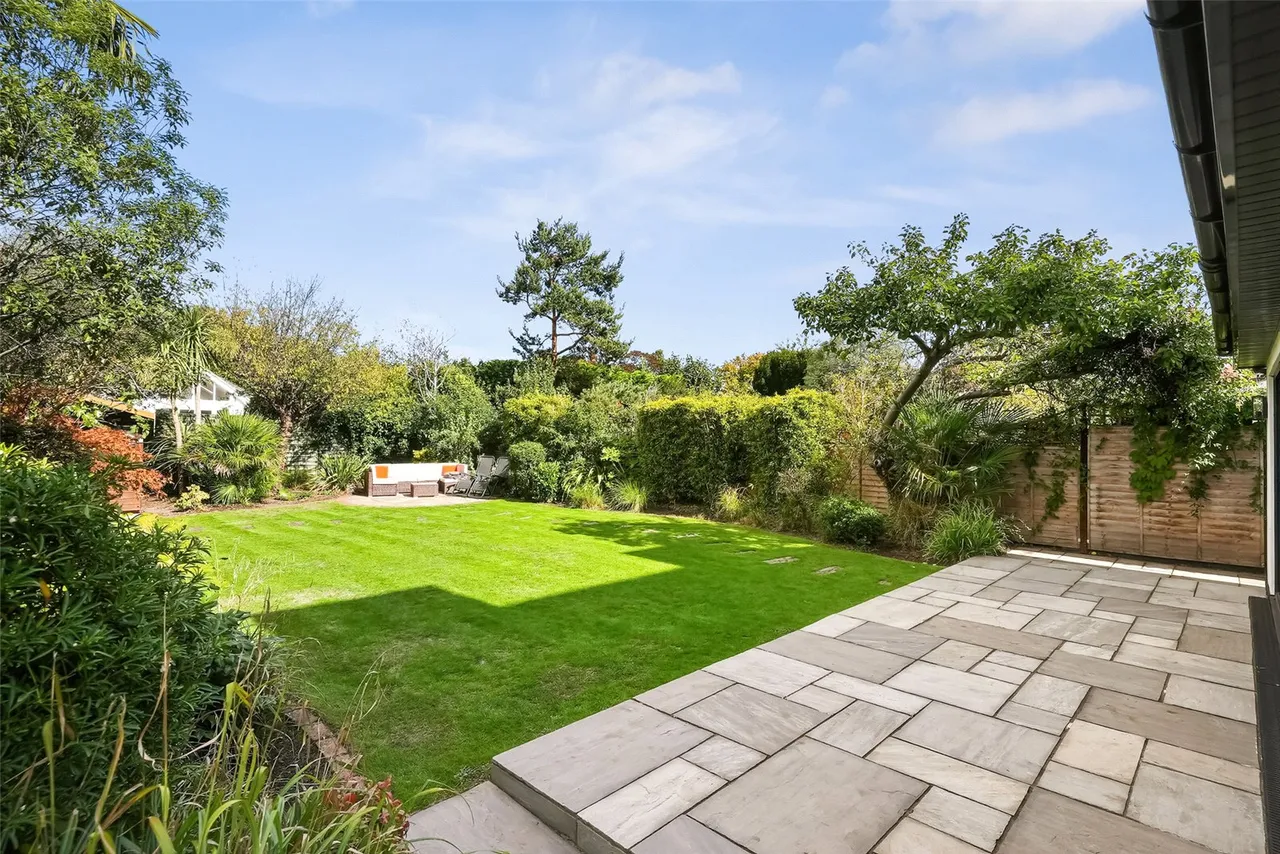 Courtlands Avenue, Hampton, TW12 3NT, photo 4
