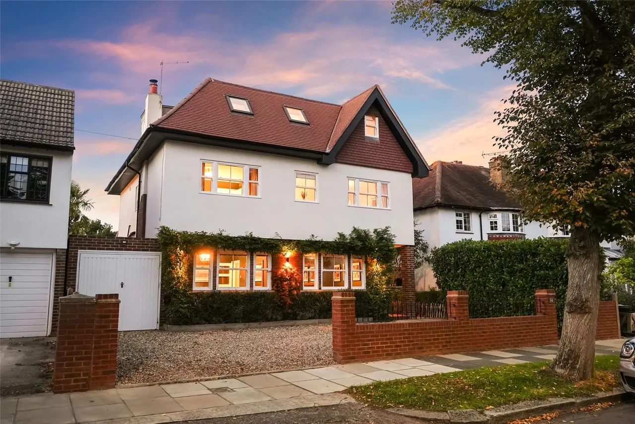 5 bed house for sale — Courtlands Avenue, Hampton, TW12 3NT