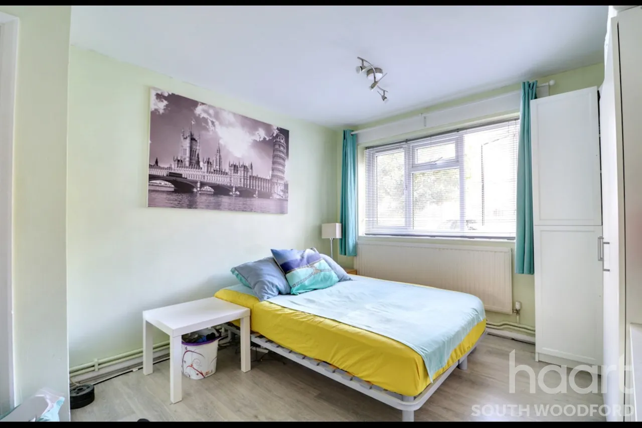 Chigwell Road, South Woodford, E18, photo 3