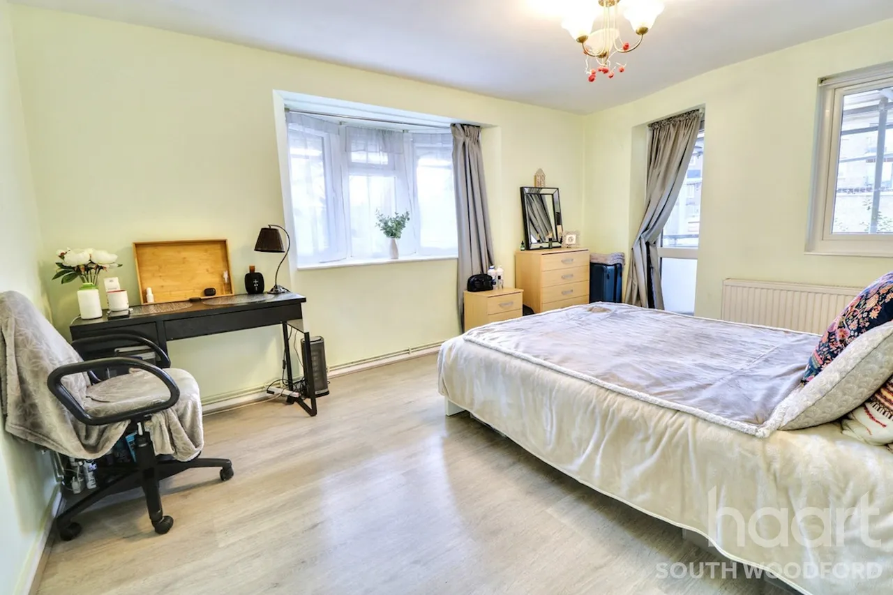 Chigwell Road, South Woodford, E18, photo 10