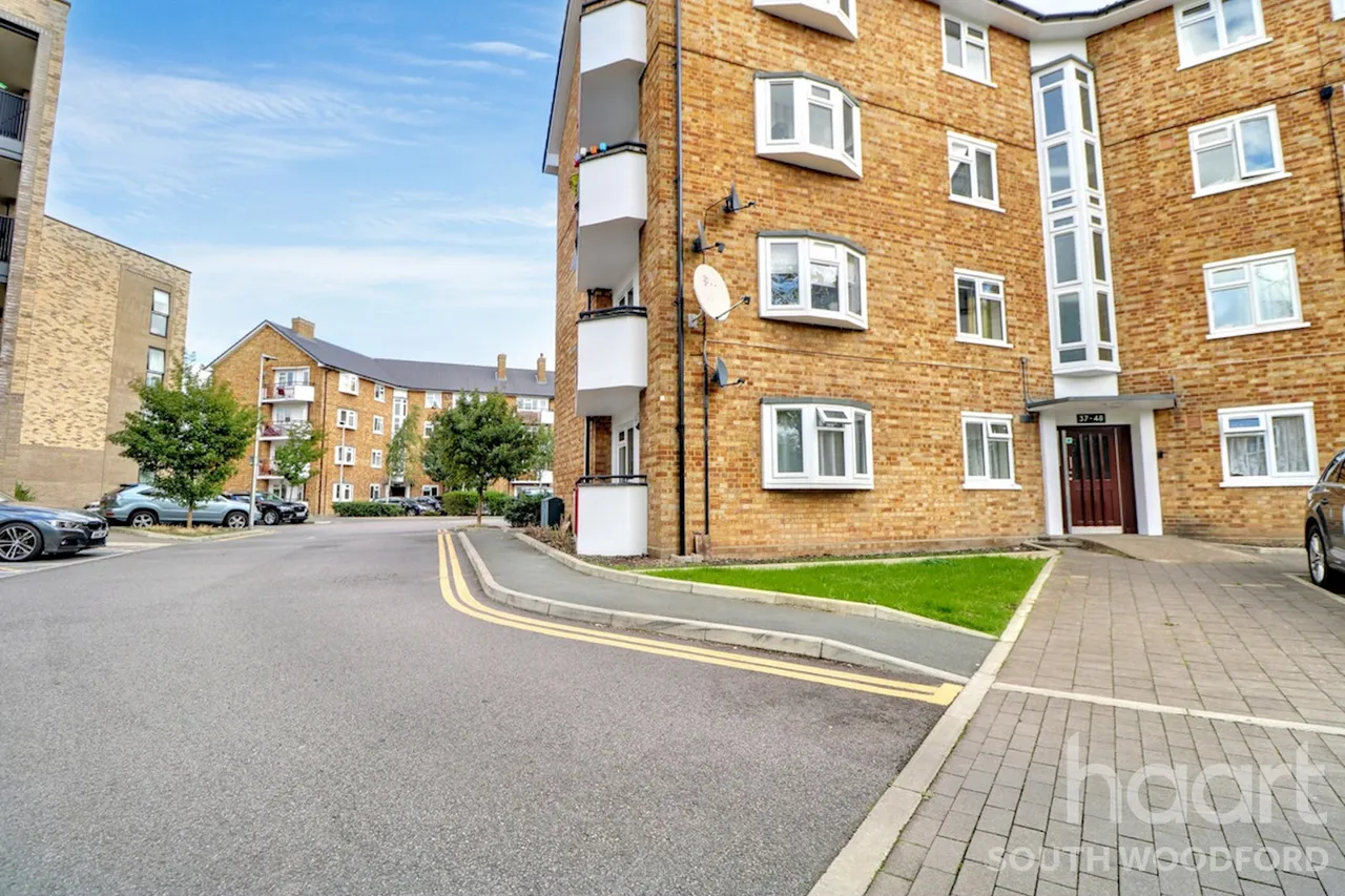 Chigwell Road, South Woodford, E18, photo 11