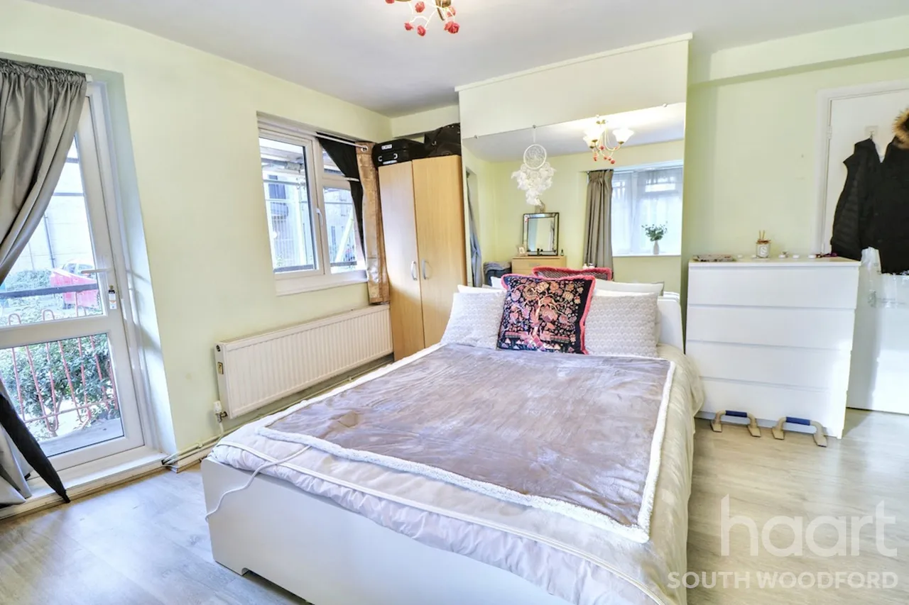 Chigwell Road, South Woodford, E18, photo 4