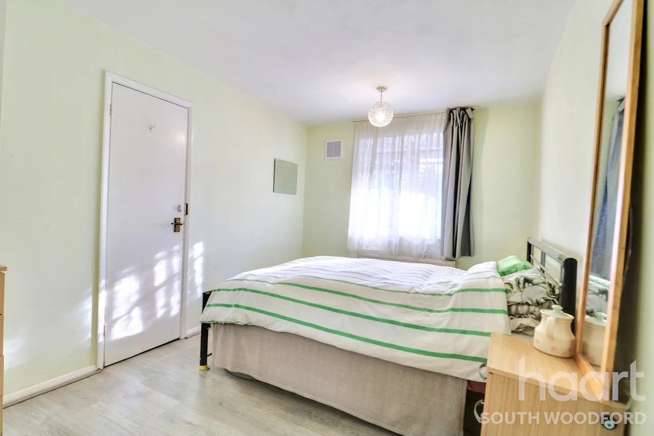 Chigwell Road, South Woodford, E18, photo 5