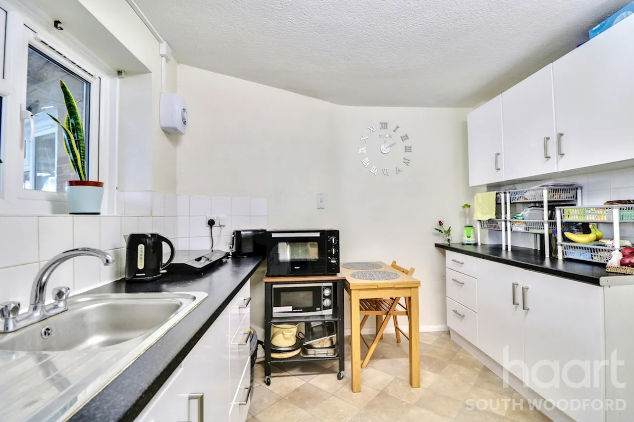 Chigwell Road, South Woodford, E18, photo 8