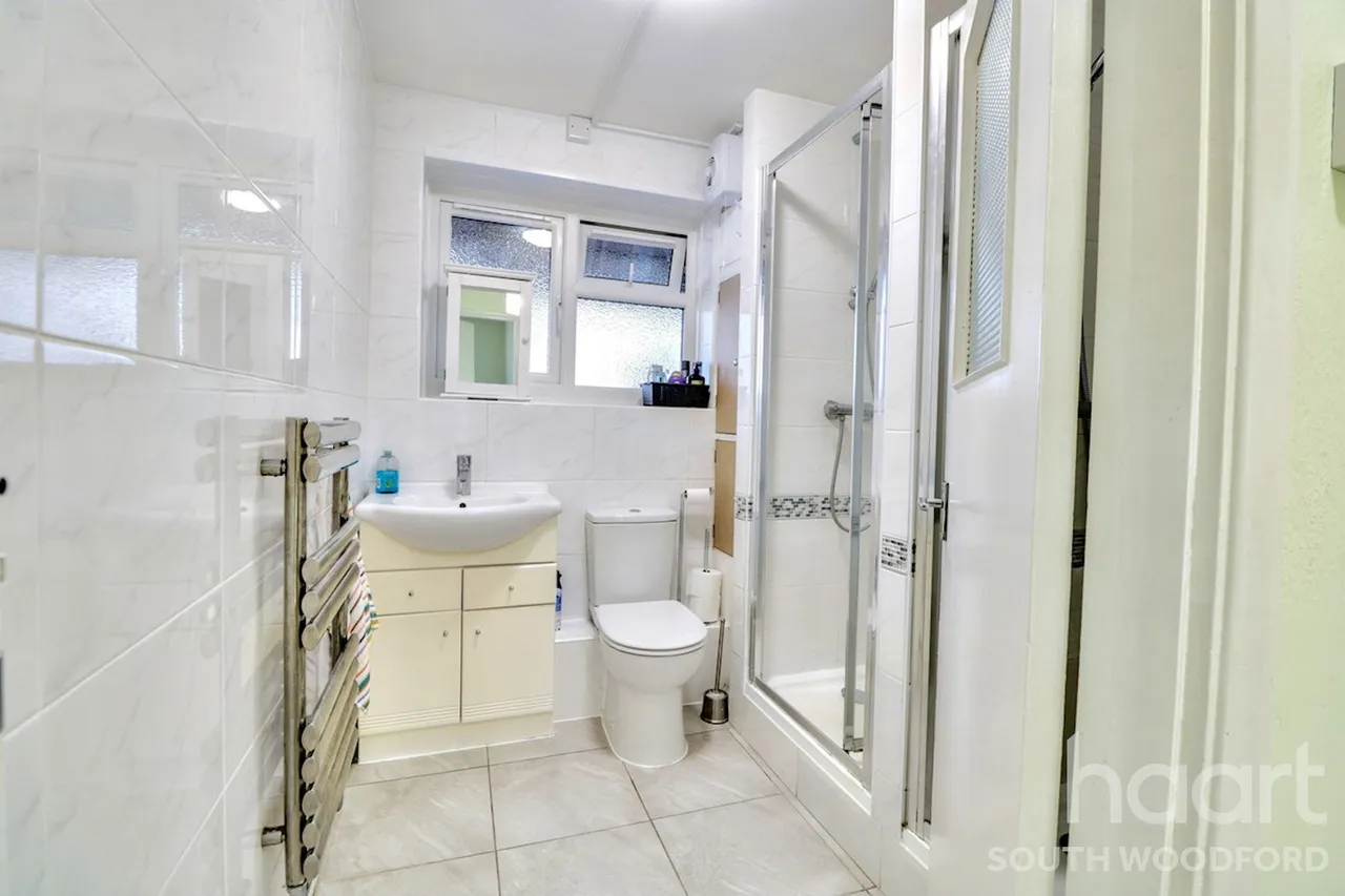 Chigwell Road, South Woodford, E18, photo 6