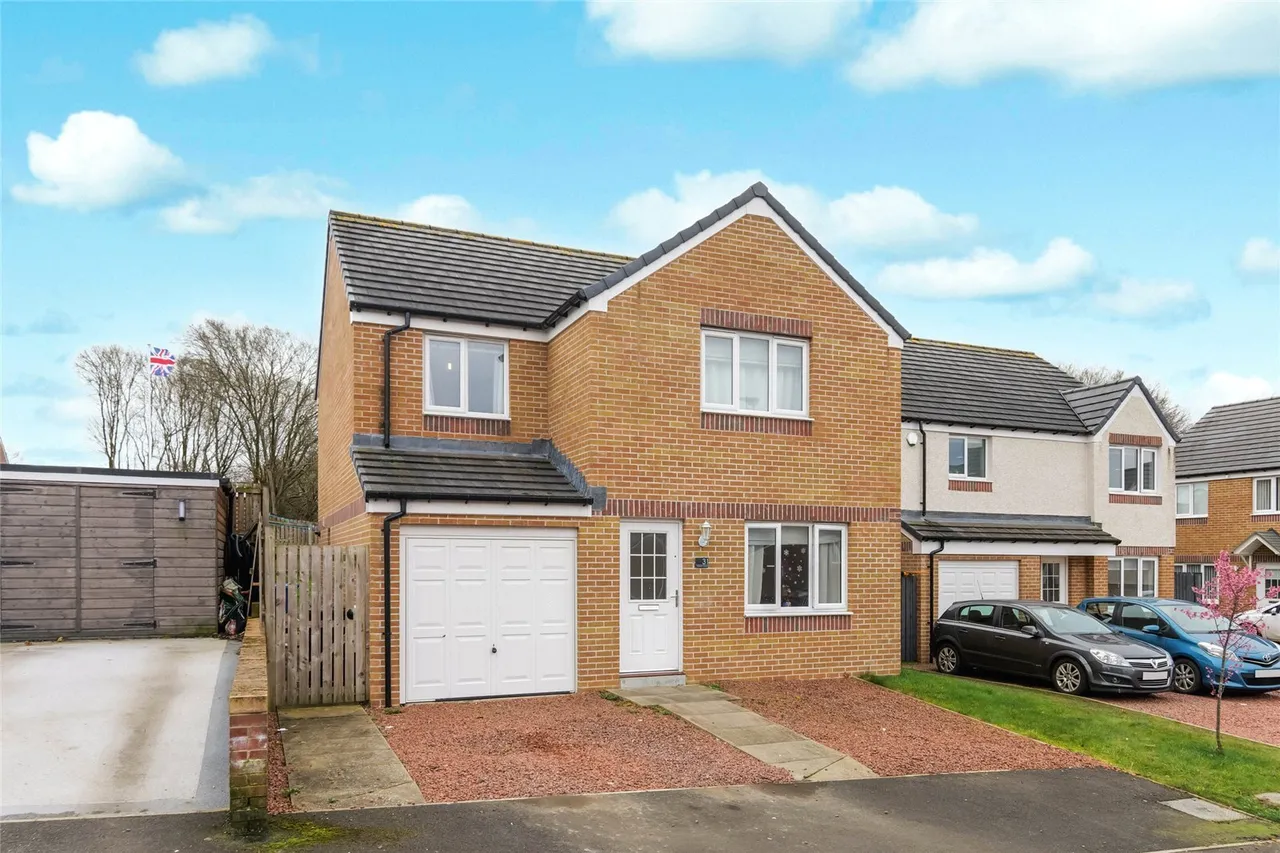 4 bed house for sale — Aquitania Crescent, Larkhall, South Lanarkshire, ML9
