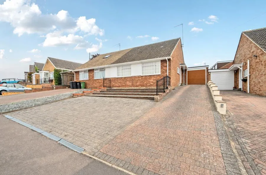2 bed house for sale, Staveley Road, Dunstable, LU6