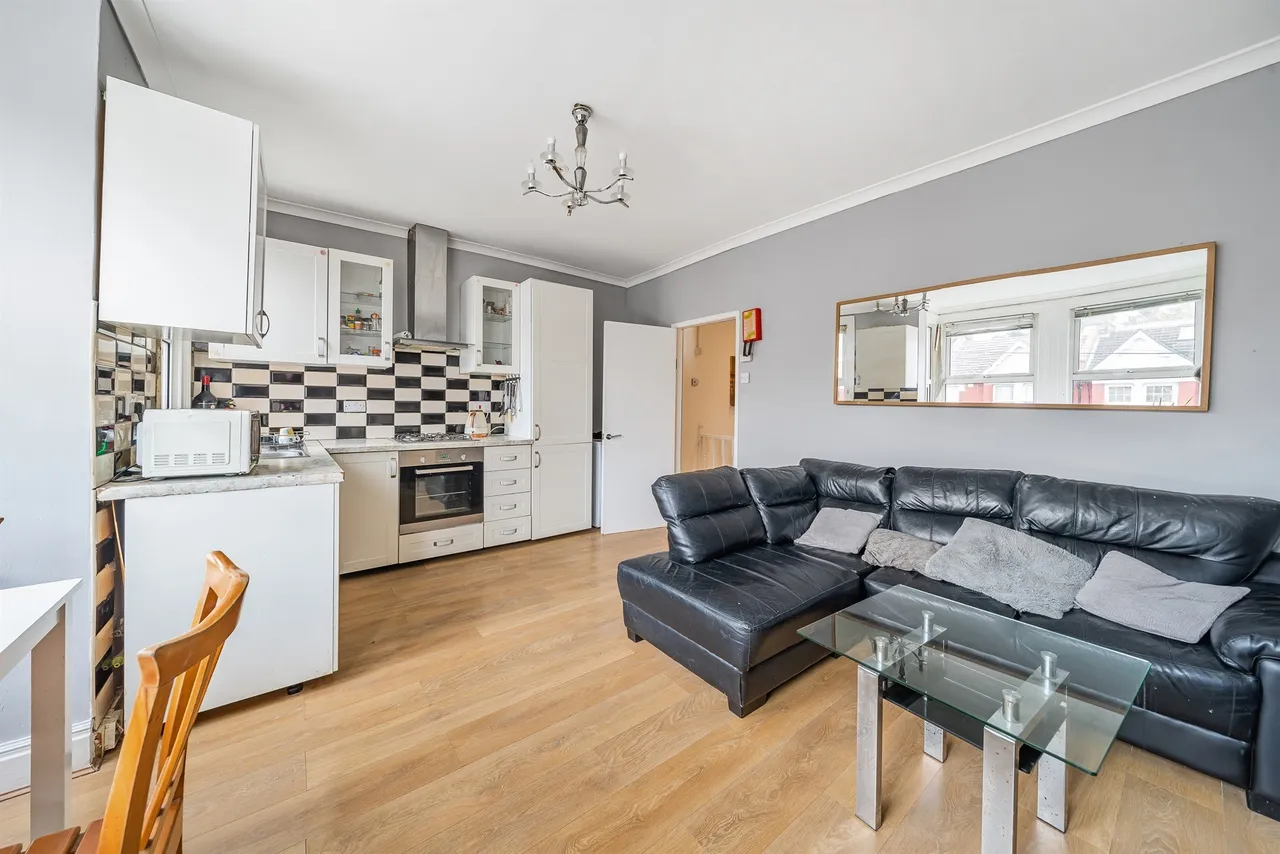 Warwick Road, Bounds Green, photo 2
