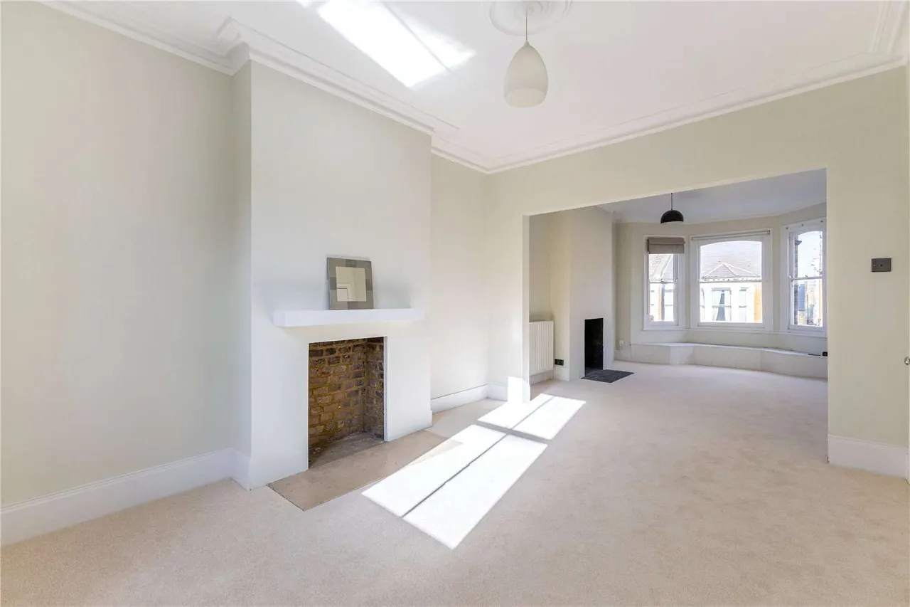 3 bed flat to rent — Cromford Road, Putney, London, SW18 1PA