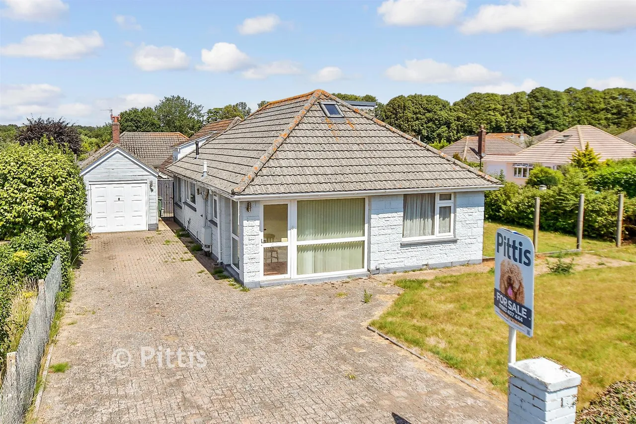 3 bed chalet for sale, Roseway Lake, Sandown, PO36