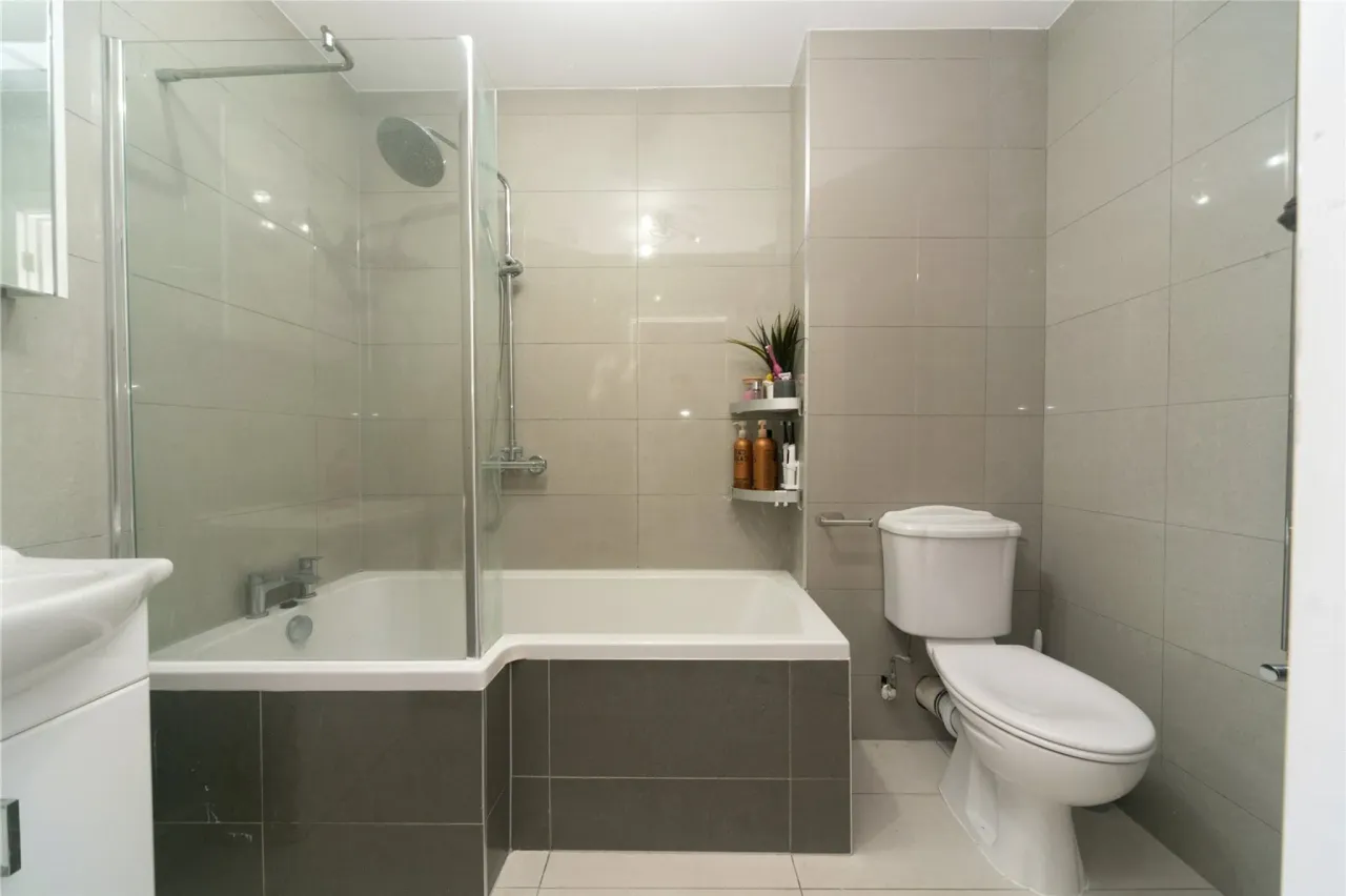 Campbell Close, Byfleet, West Byfleet..., photo 13