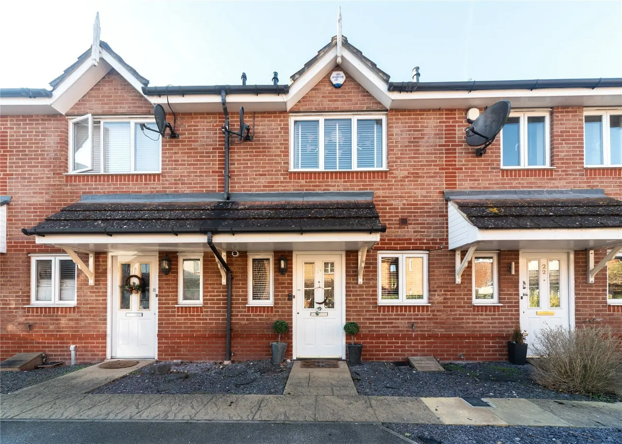 2 bed property for sale, Campbell Close, Byfleet