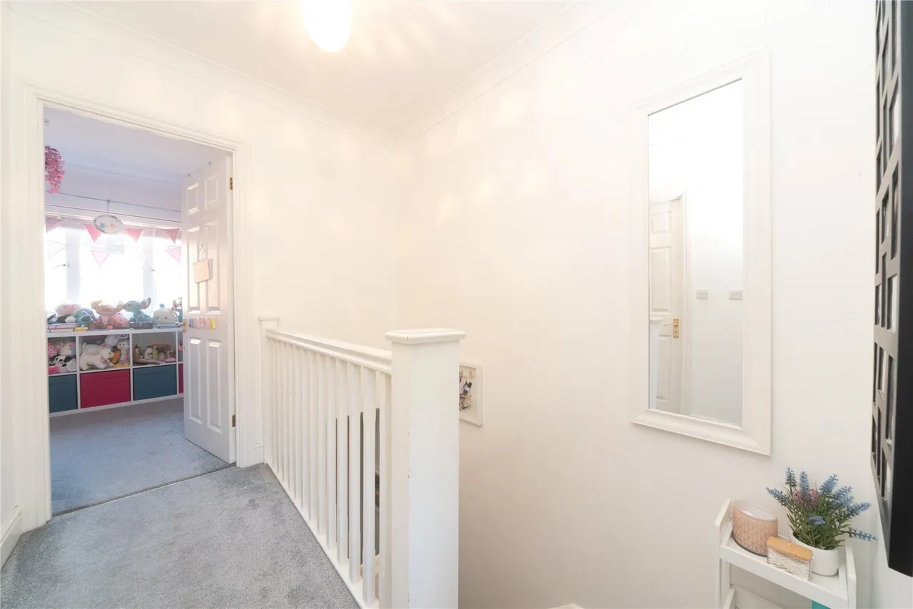 Campbell Close, Byfleet, photo 13