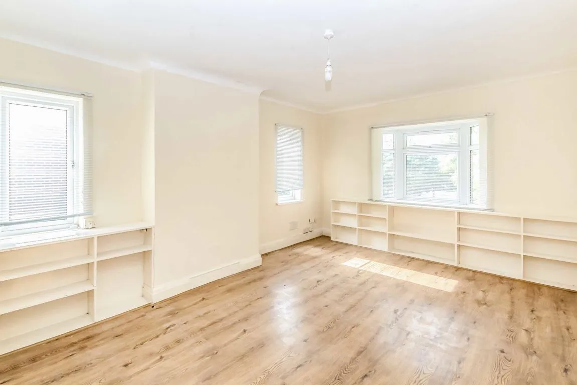 2 bed flat to rent, Great West Road, TW7