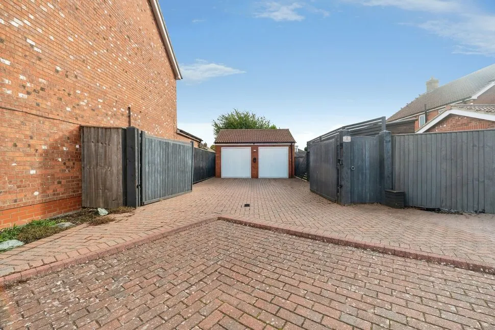 Bluebell Road, Grimsby, DN33, photo 32