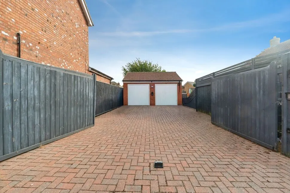 Bluebell Road, Grimsby, DN33, photo 22