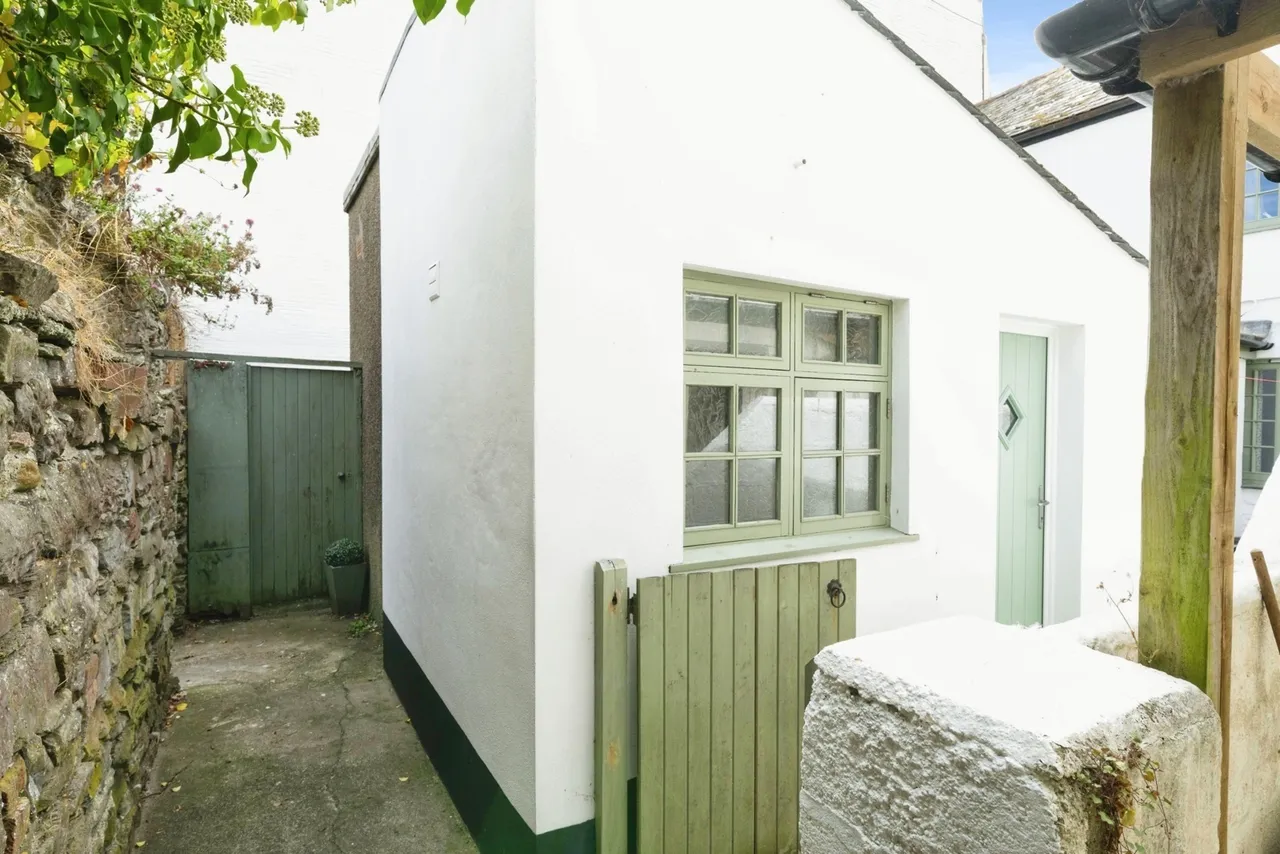West Looe Square, Looe, PL13, photo 14