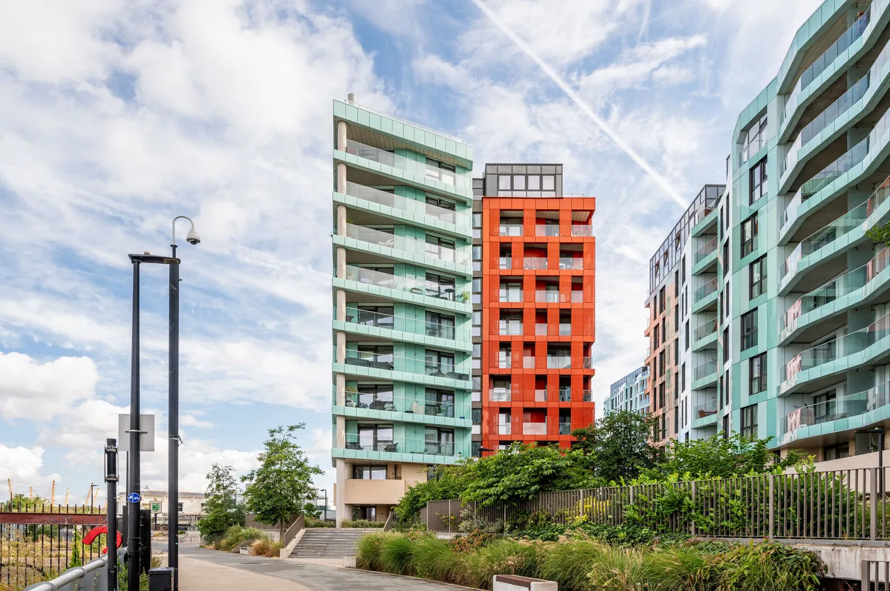 3 bed flat to rent — Apartment 12, Distel Apartments, 19 Telegraph Avenue, London