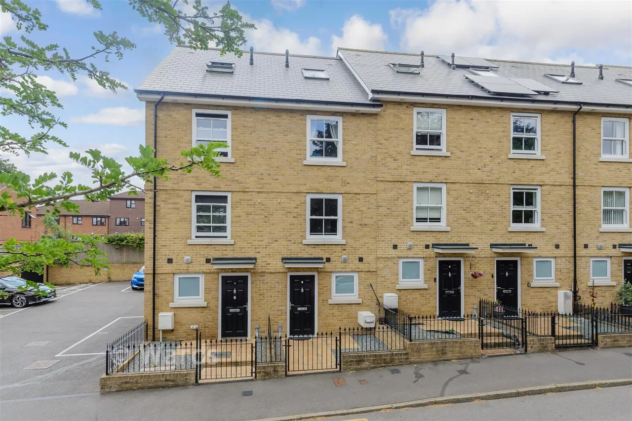 4 bed house for sale, John Street, Rochester, ME1