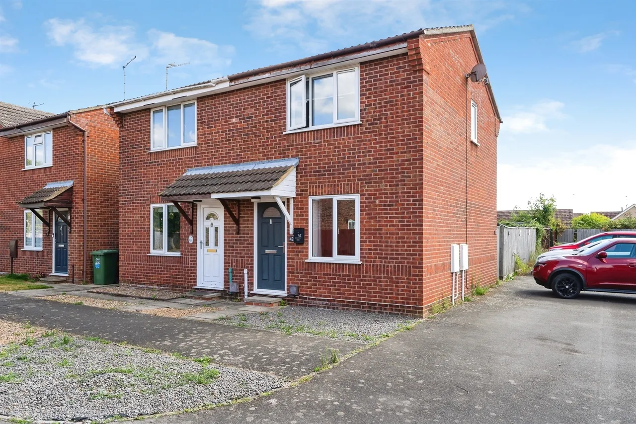 2 bed house for sale — Peterhouse Crescent, March