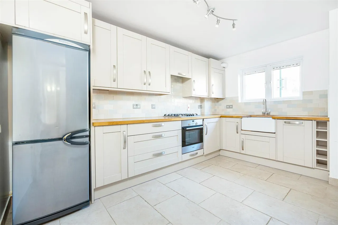 2 bed flat to rent, Station Road, Barnes, SW13