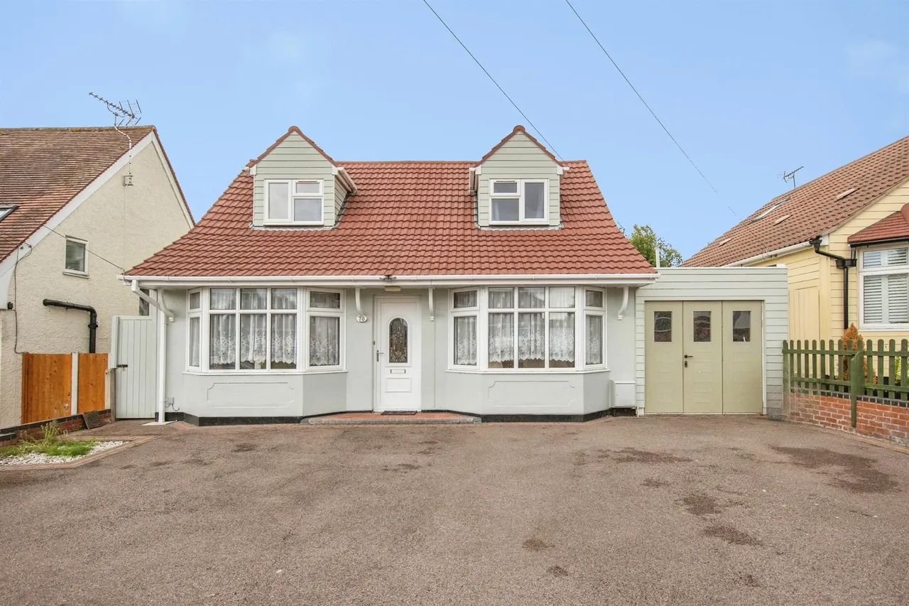 5 bed house for sale — Burrs Road, CLACTON-ON-SEA