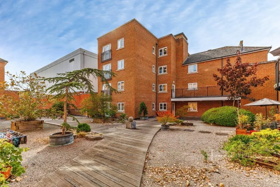 2 bed flat to rent, Upper High Street, Epsom, KT17