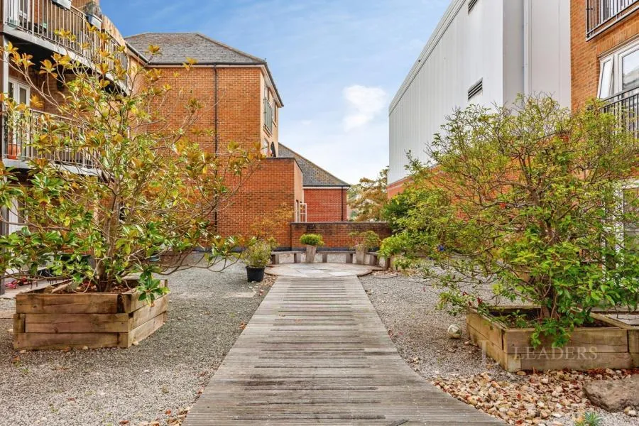 Upper High Street, Epsom, KT17, photo 16