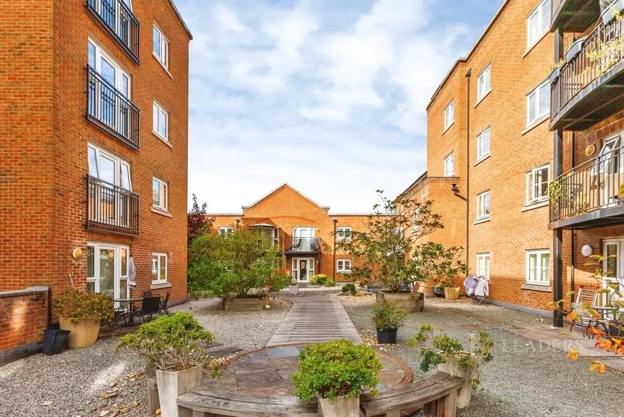 Upper High Street, Epsom, KT17, photo 2