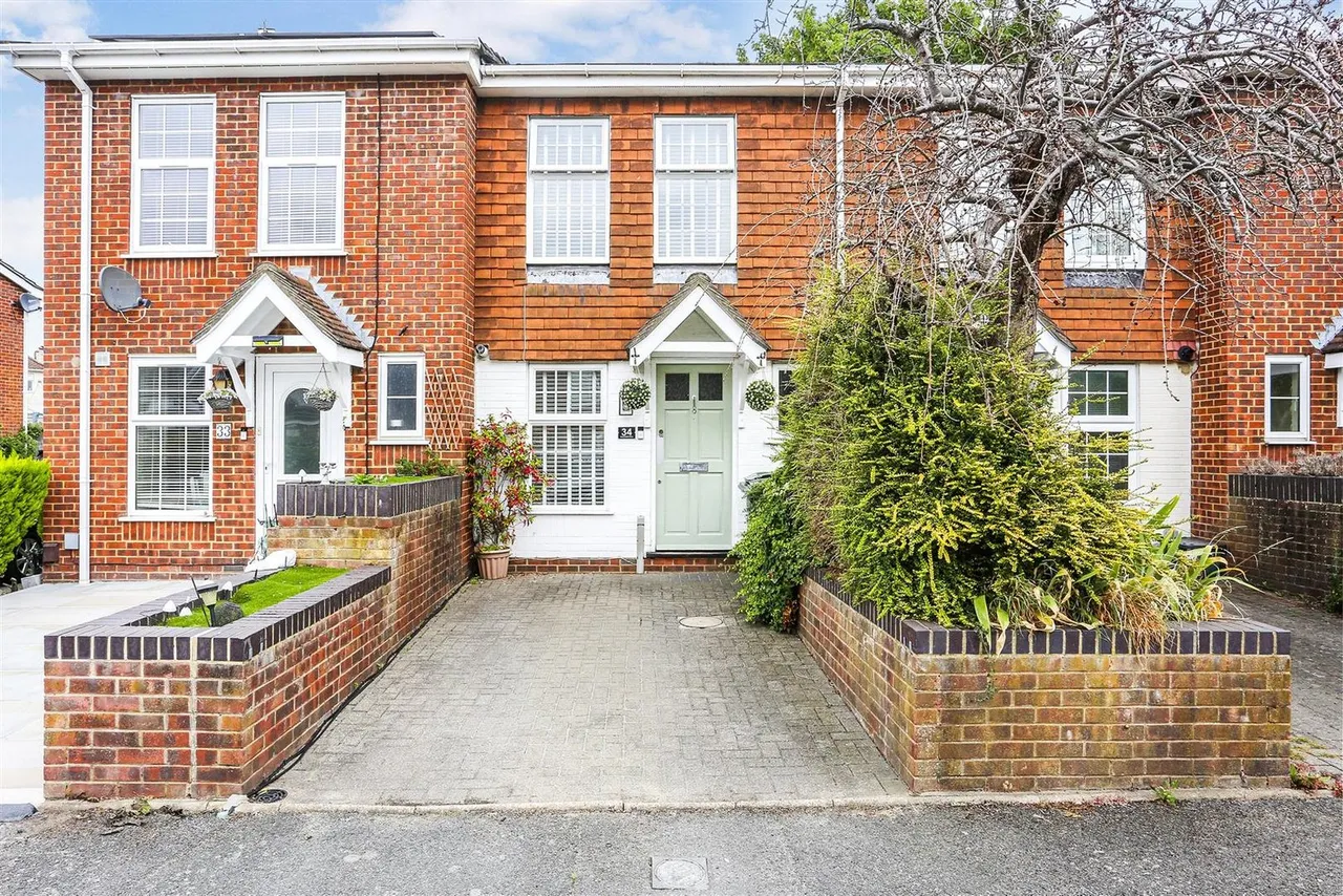 2 bed house for sale — Beaconsfield Place, Epsom, KT17 4BD