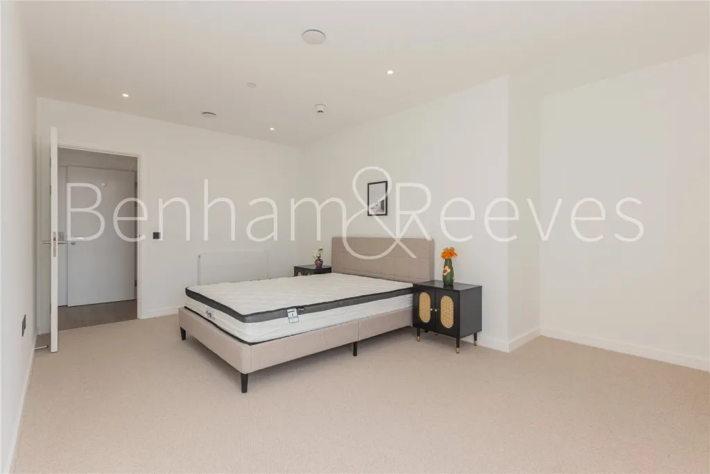 Carnwath Road, Imperial Wharf, SW6, photo 3