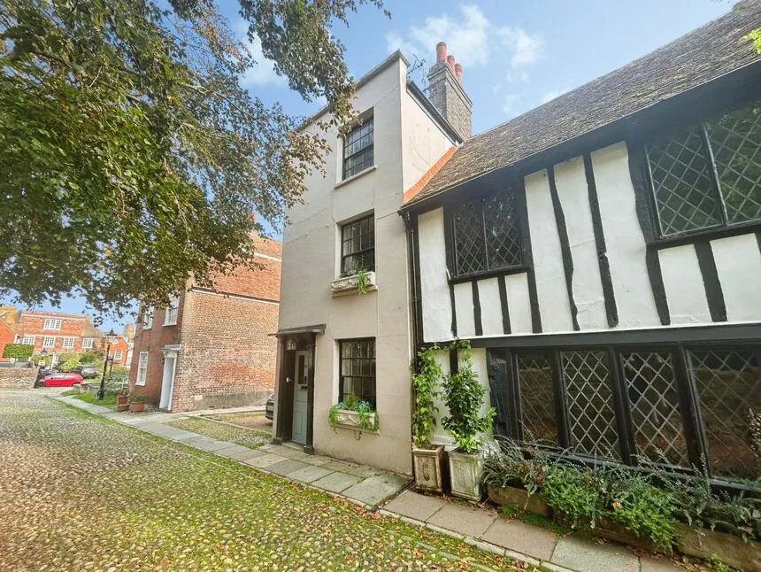 2 bed house to rent, Church Square, Rye, TN31