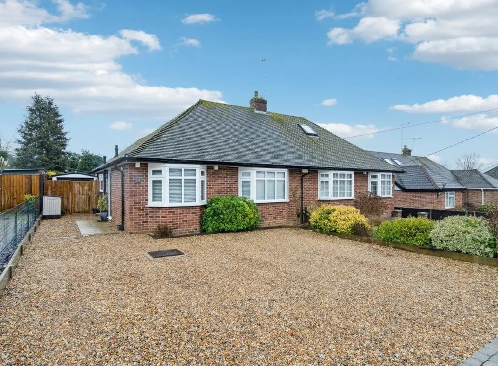 2 bed house for sale — New Road, Bourne End SL8 5BH