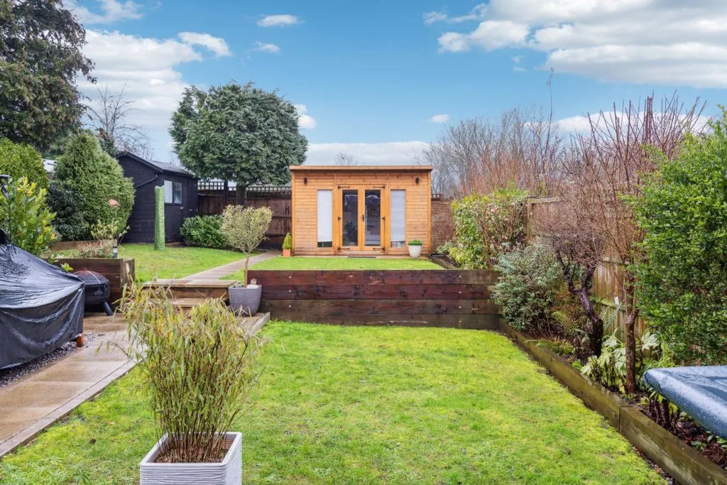 New Road, Bourne End SL8 5BH, photo 2