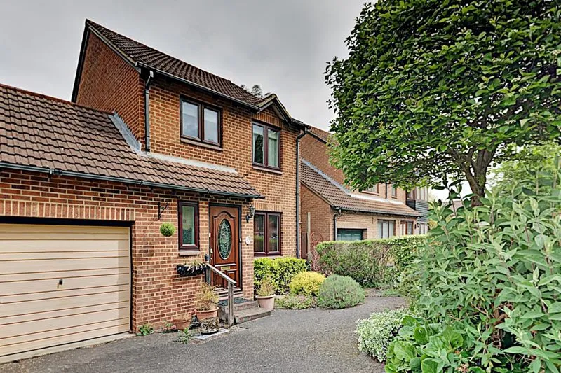 Claydon Drive, Croydon CR0 4QX, photo 2