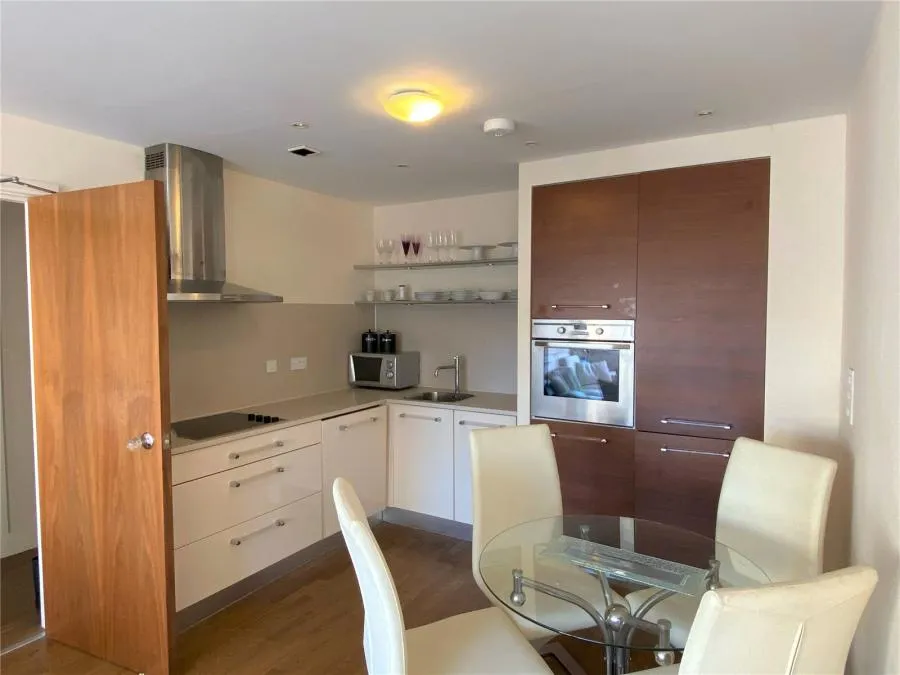 Falcon Drive, Caerdydd, CF10, photo 2