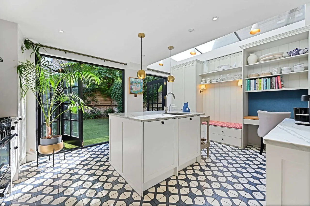 Warbeck Road, London, W12, photo 3