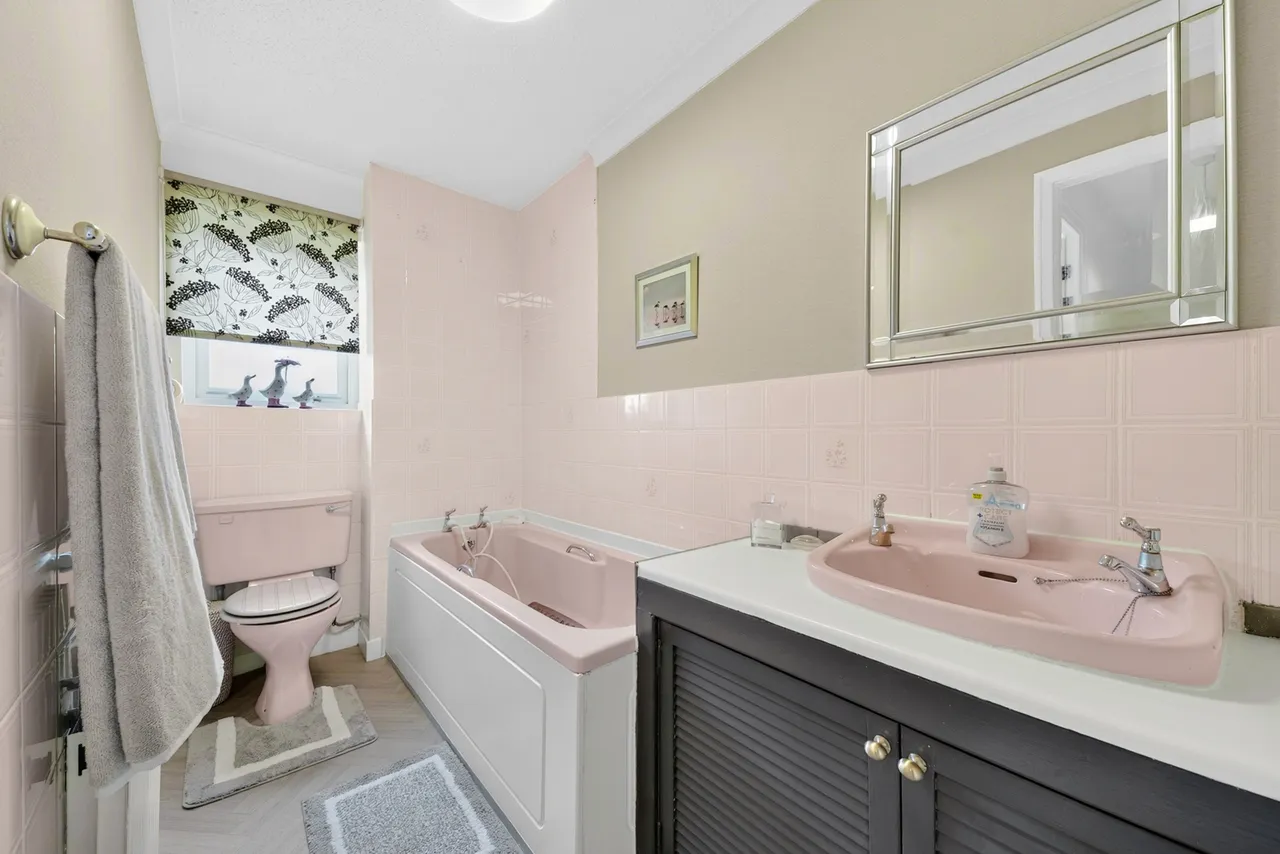 Dundonald Crescent, Newton Mearns, Lanarkshire, G77, photo 14