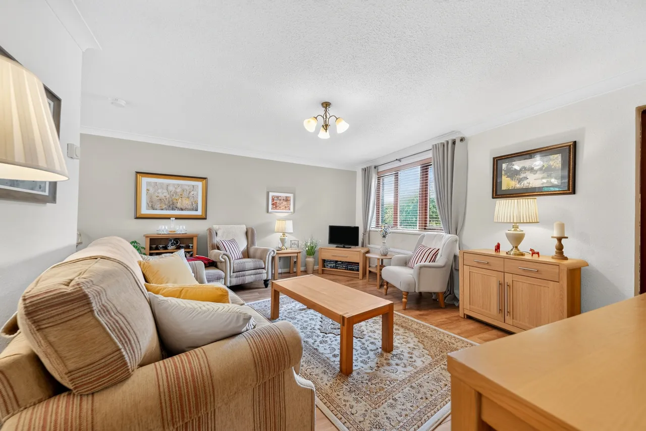 Dundonald Crescent, Newton Mearns, Lanarkshire, G77, photo 4