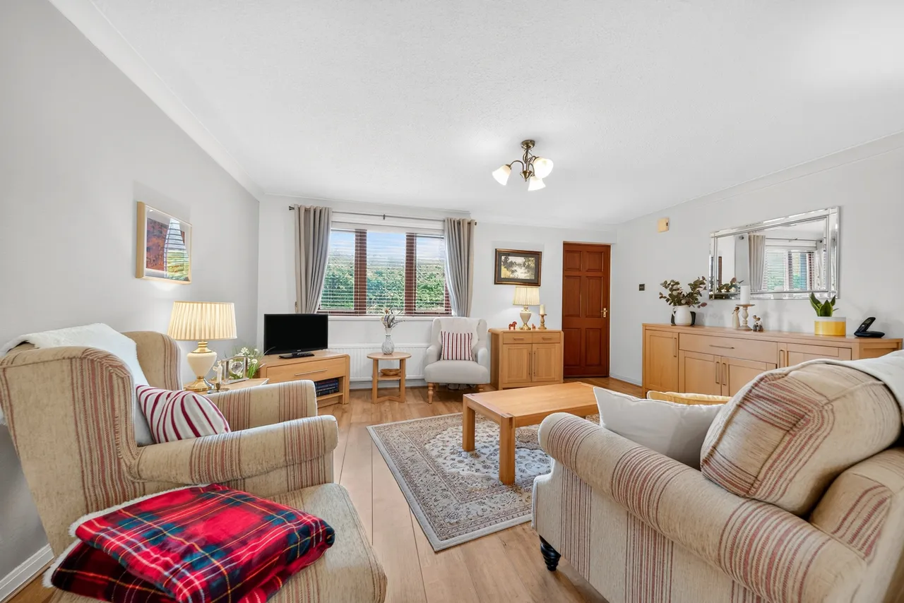 Dundonald Crescent, Newton Mearns, Lanarkshire, G77, photo 2