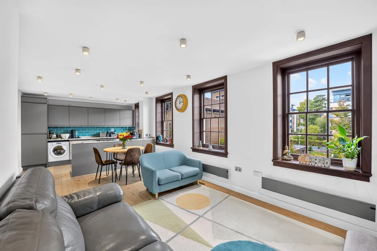 2 bed flat for sale — Scott Avenue, London